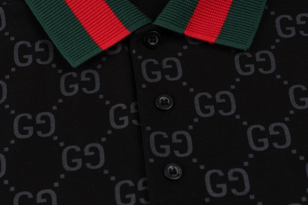 Polo Masculina Gucci Monogram Preta vista 3