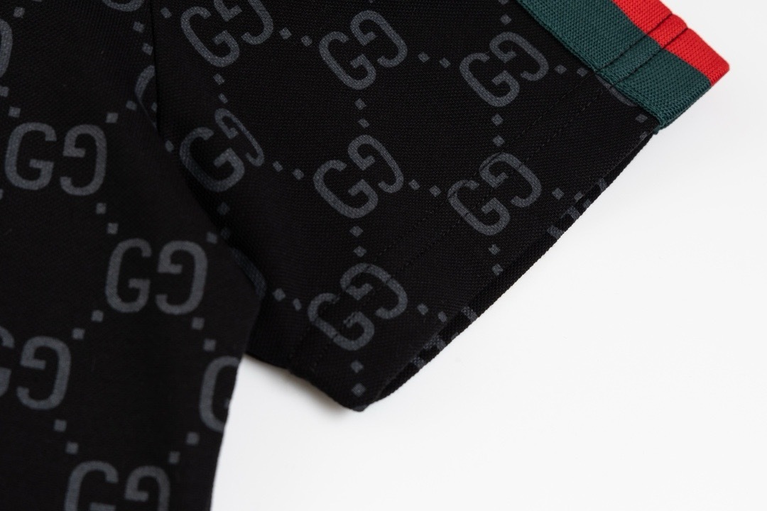Polo Masculina Gucci Monogram Preta vista 4